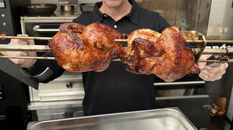 Pollo a la brasa al carbón en asador profesional BrasaViva HORECA